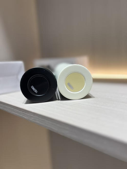 原单正品星巴克保温杯来了
夏天用超级合适，可以放冰块🧊喝上冰咖啡~

480ml保温杯两个颜色 只有这一批 商品图5