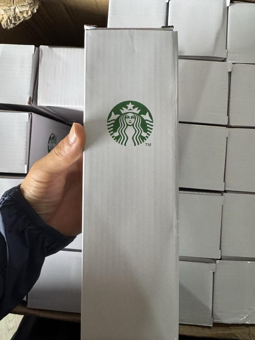 原单正品星巴克保温杯来了
夏天用超级合适，可以放冰块🧊喝上冰咖啡~

480ml保温杯两个颜色 只有这一批 商品图10