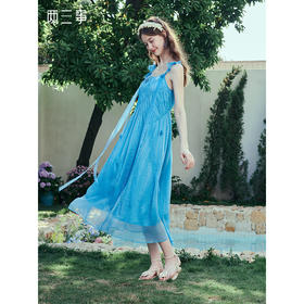 两三事 海风传说 2025夏季新款甜美立体花朵褶皱吊带裙飘逸连衣裙