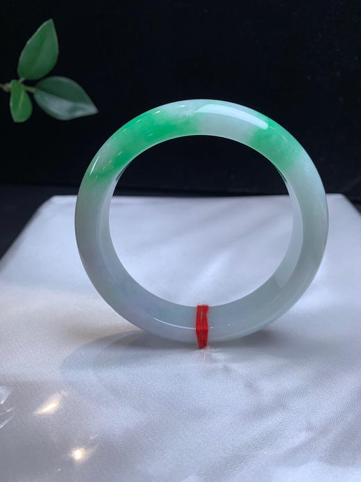 620029，58.5飘绿手镯，清新白底青，版型好，白底带清新绿，干净清爽 商品图3