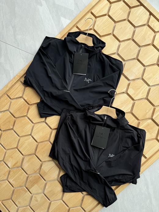 点此购买 始祖鸟Arcteryx Squamish男女款防晒轻薄连帽夹克 LL 319521 商品图4