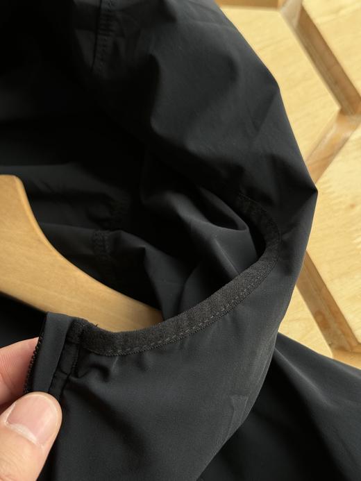 点此购买 始祖鸟Arcteryx Squamish男女款防晒轻薄连帽夹克 LL 319521 商品图13