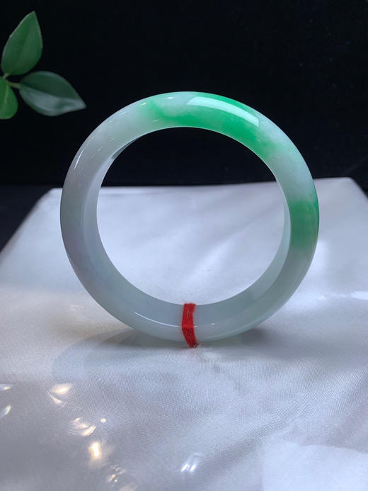 620029，58.5飘绿手镯，清新白底青，版型好，白底带清新绿，干净清爽 商品图2