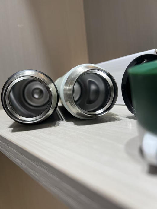 原单正品星巴克保温杯来了
夏天用超级合适，可以放冰块🧊喝上冰咖啡~

480ml保温杯两个颜色 只有这一批 商品图4