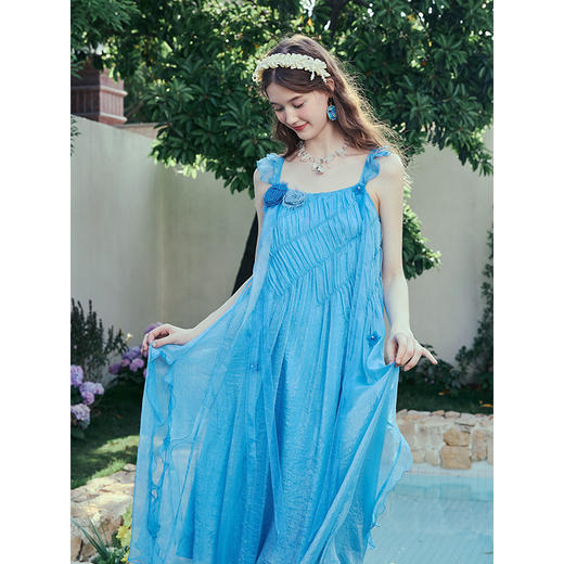 两三事 海风传说 2025夏季新款甜美立体花朵褶皱吊带裙飘逸连衣裙 商品图2