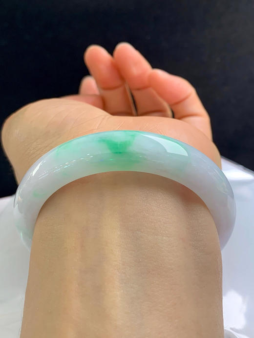 620035，54.7圈口，飘绿正圈平安镯，白底飘绿，整体清爽 商品图4