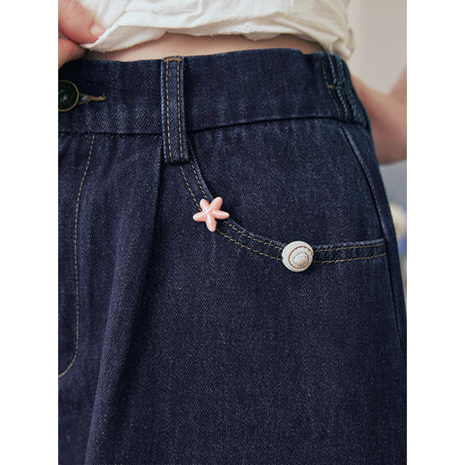 两三事星海拾贝2025夏新款休闲平纹螺装饰绣花口袋直筒牛仔裤女 商品图3