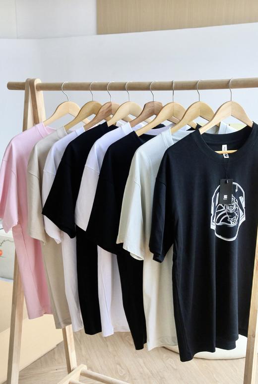 🚀2025 港星同款 T 恤😎【潮版DK希腊双纱冰滑棉短袖T恤】💰39.9起！香港小众潮牌设计师今年放大招，直接把涂鸦罐喷在T恤上🎨款款吸睛！ ✅240g 重磅希腊冰滑棉 + 40 支双纱，！ 商品图0