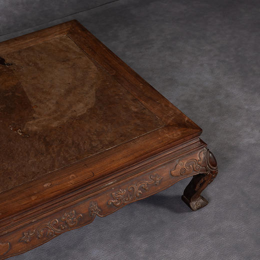 清中期	红木镶瘿木束腰三弯腿螭龙纹炕桌 商品图2