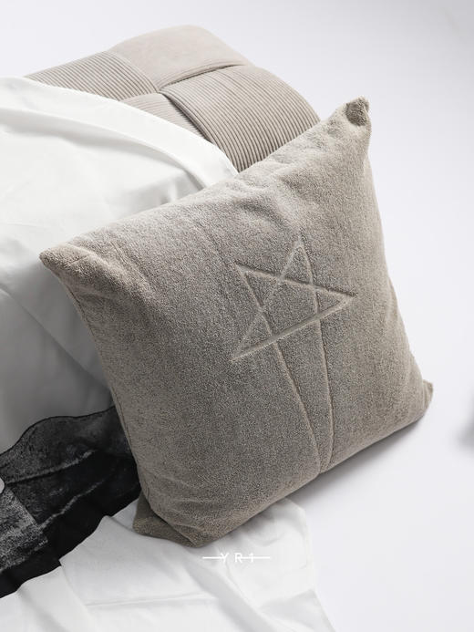 Rick Owens | 珍珠色沙滩抱枕 商品图3