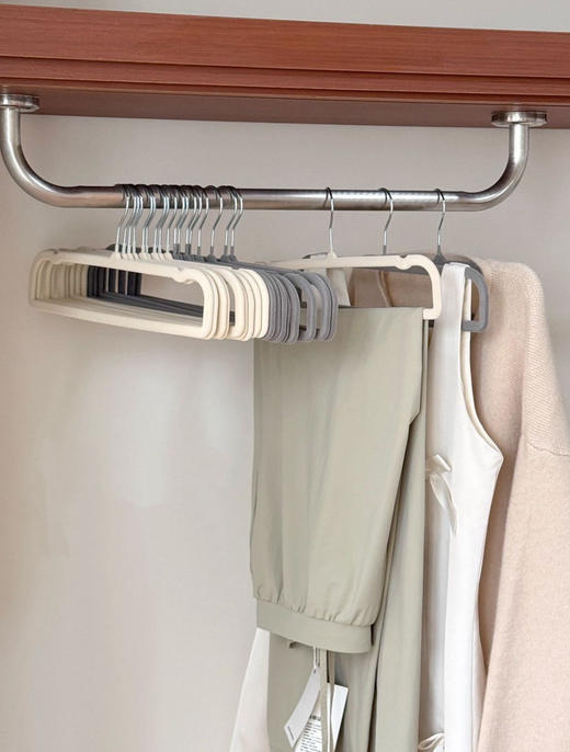 【sweet&coco日式无痕植绒衣架】衣柜立马变高大上❤质感植绒表层，就连挂真丝都不会掉!干湿两用，毛绒绒的质感，高级感满满 节省空间!可360°旋转，衣柜收纳好帮手 商品图1