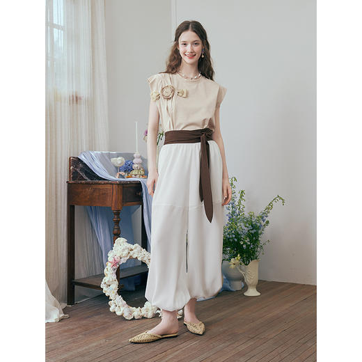 两三事 尼罗漫旅 2025夏季新款时尚拼色绑带灯笼裤女宽松休闲裤 商品图3