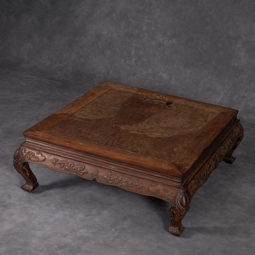 清中期	红木镶瘿木束腰三弯腿螭龙纹炕桌 商品图3