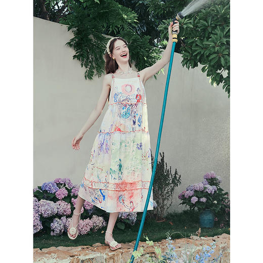 两三事汐光梦绘2025夏季新款度假风流苏串珠吊带印花裙宽松连衣裙 商品图2