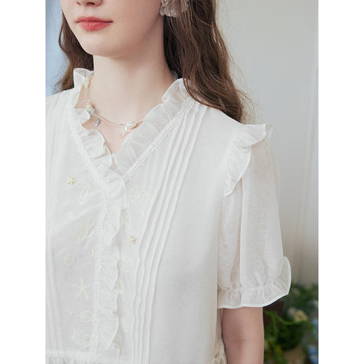 两三事 云纱捕风 2025夏季新款甜美绣花荷叶边拼接泡泡袖衬衫女 商品图3