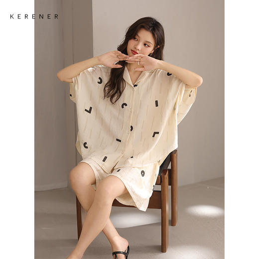 可人儿新款泡泡绵夏季女士短袖睡衣网红风带胸垫短裤家居服三件套 商品图3