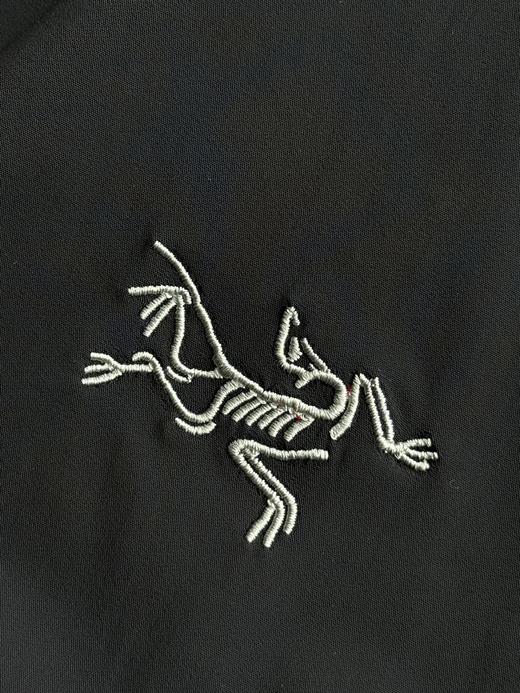 点此购买 始祖鸟Arcteryx Squamish男女款防晒轻薄连帽夹克 LL 319521 商品图10