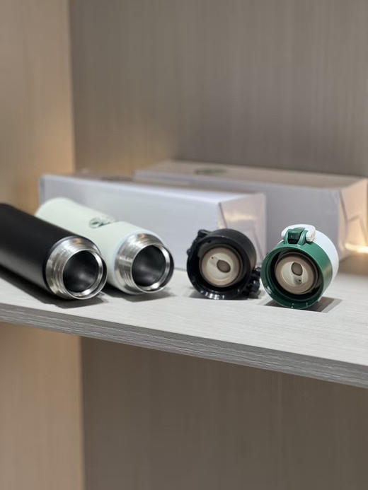 原单正品星巴克保温杯来了
夏天用超级合适，可以放冰块🧊喝上冰咖啡~

480ml保温杯两个颜色 只有这一批 商品图2