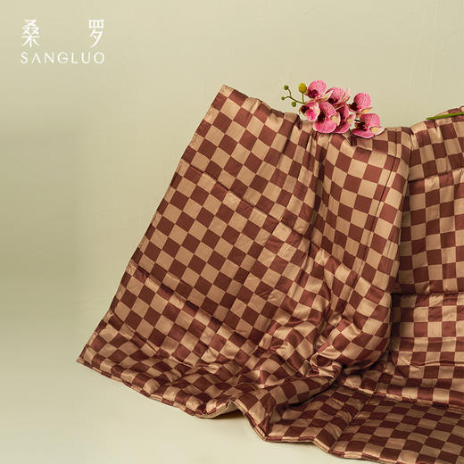 居家必备』桑罗摩卡棋盘印花格纹抱枕被纯净桑蚕丝柔软舒适 商品图0