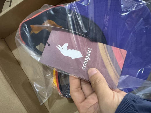 原单正品 Cotopaxi|美洲羊驼拼色速干帽 日本东京旗舰店有售！快干防水，头围可调尺寸-帽檐长7cm/帽围可调节~
蓝色/紫色
飞机盒+原版密封袋包装
代购900 商品图12