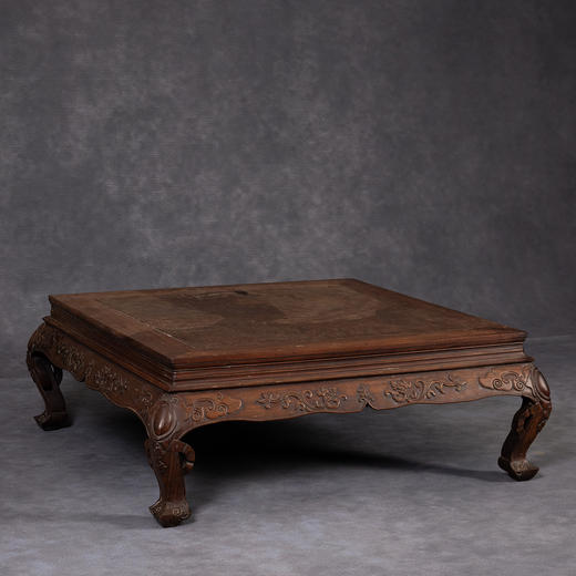 清中期	红木镶瘿木束腰三弯腿螭龙纹炕桌 商品图1