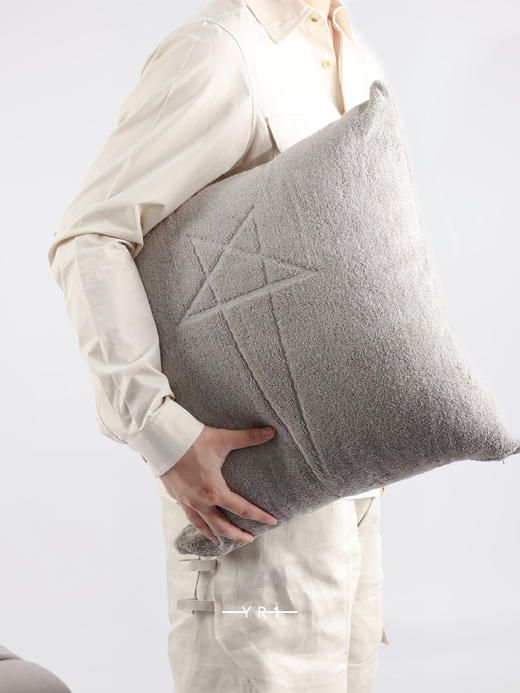 Rick Owens | 珍珠色沙滩抱枕 商品图2