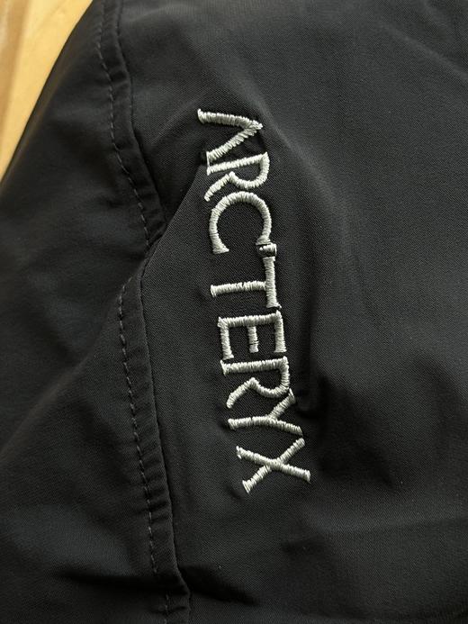 点此购买 始祖鸟Arcteryx Squamish男女款防晒轻薄连帽夹克 LL 319521 商品图12