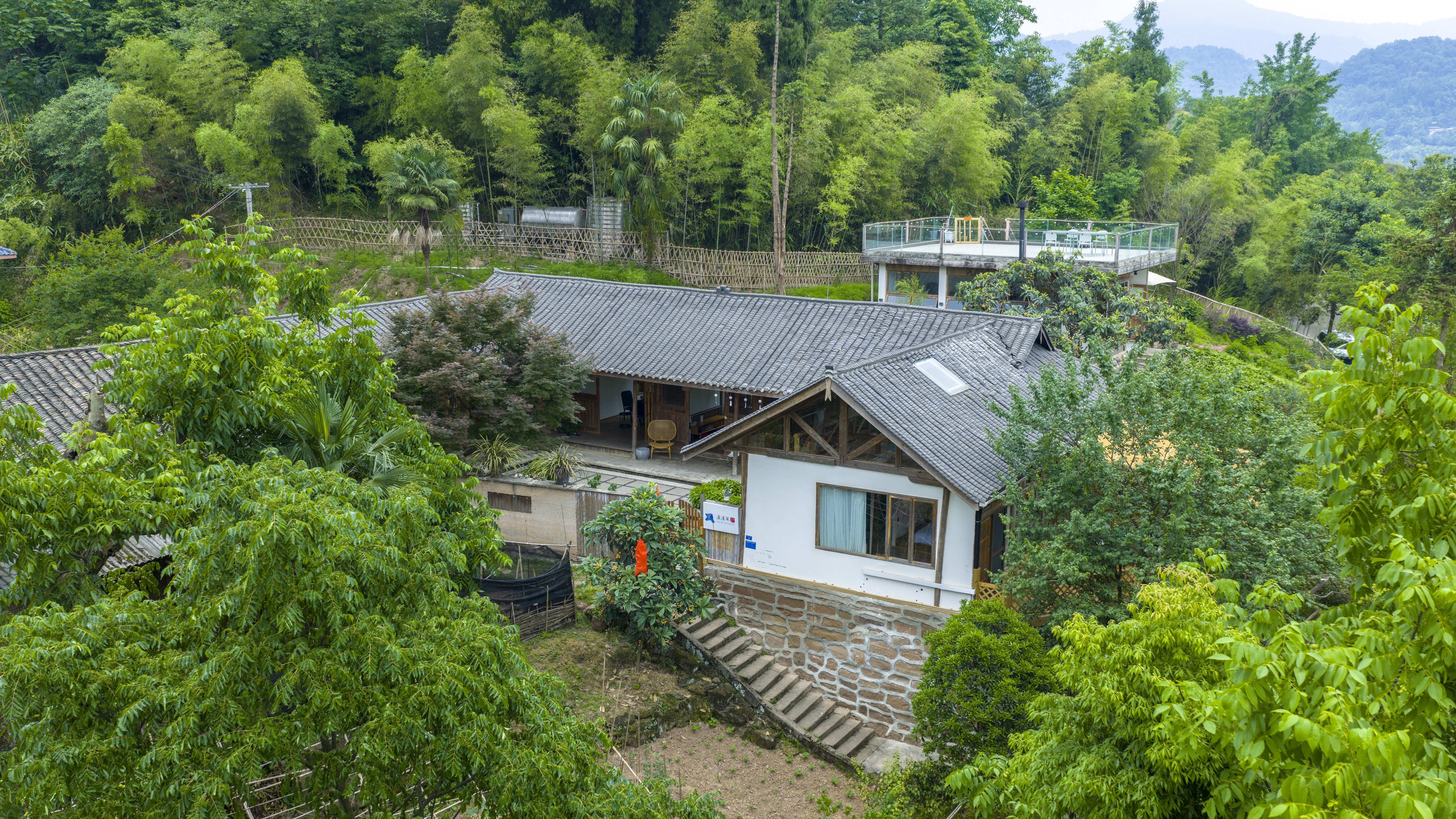 【青城山-001号院】3房/4房温泉私汤院子，川西小院，看云海，带暖气、避暑、儿童游玩室（秋千/海洋球池等）SX
