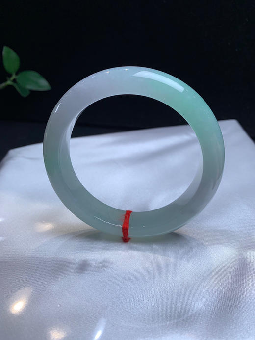 620042，57.8甜绿色手镯，条形厚装大气，底妆均匀干净 商品图1