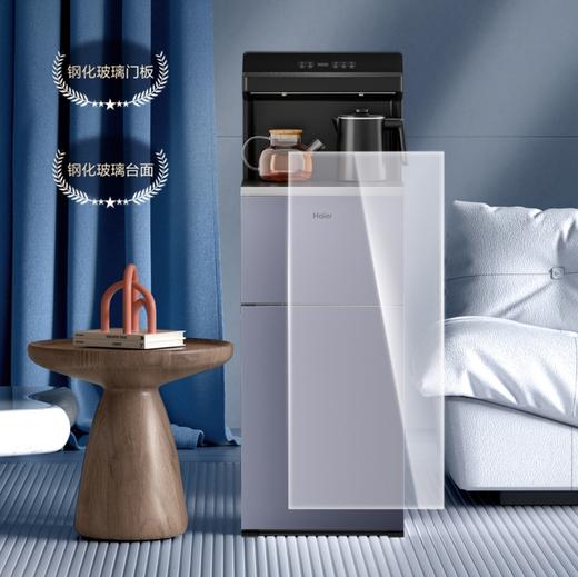 海尔茶吧机Z50 壶满即停加热壶，防干烧、防溢水； 食品级304不锈钢一体成型加热壶； 食品级管路，饮用更放心； 彩晶钢化玻璃面板； 13档加热温度可调; 1-24h保温可调； 高原沸点自动识别； 商品图1