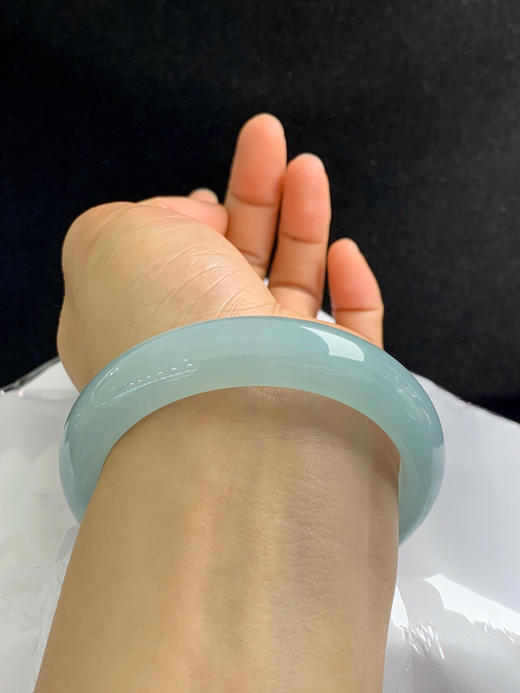 620044，57.6圈口，冰蓝正圈平安镯，蓝水料，静谧天空蓝，冰润有光感，上手有意境 商品图5