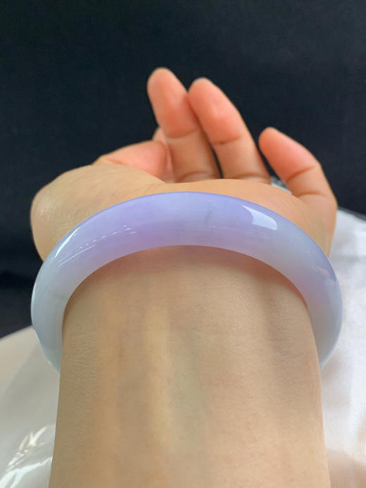 620046，58圈口，糯化飘紫正圈平安镯，白底飘一截紫罗兰，带点绿花 商品图4