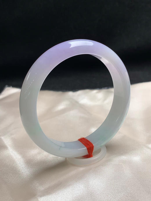 620046，58圈口，糯化飘紫正圈平安镯，白底飘一截紫罗兰，带点绿花 商品图1