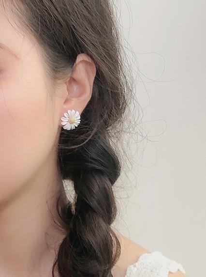 欧美小众设计~白色烤漆小雏菊花朵不对称925银针耳环耳钉耳饰 商品图8