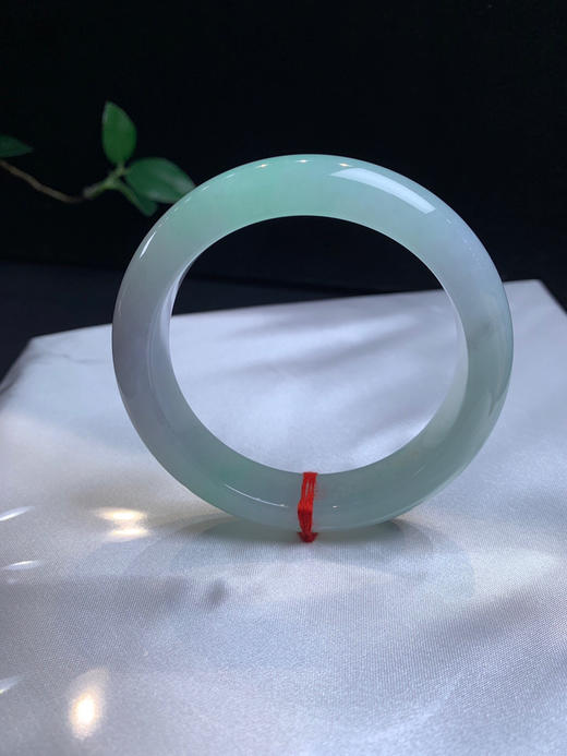 620042，57.8甜绿色手镯，条形厚装大气，底妆均匀干净 商品图3