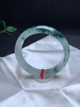 620040，58.5冰飘花手镯，整条油润油润的，底妆清新干净