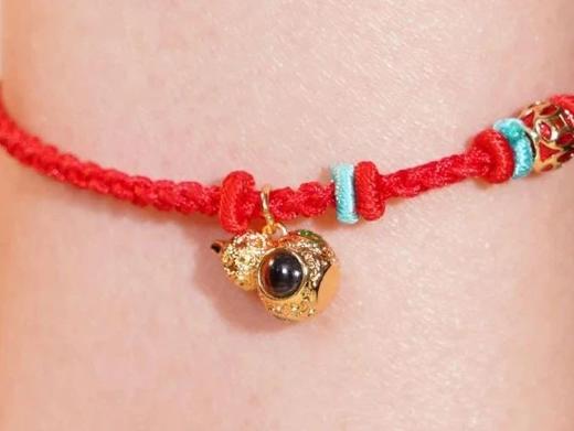 《福禄纳财红绳手串》 融合东方美学与现代工艺 流转间焕发光彩 象征时来运转 商品图5