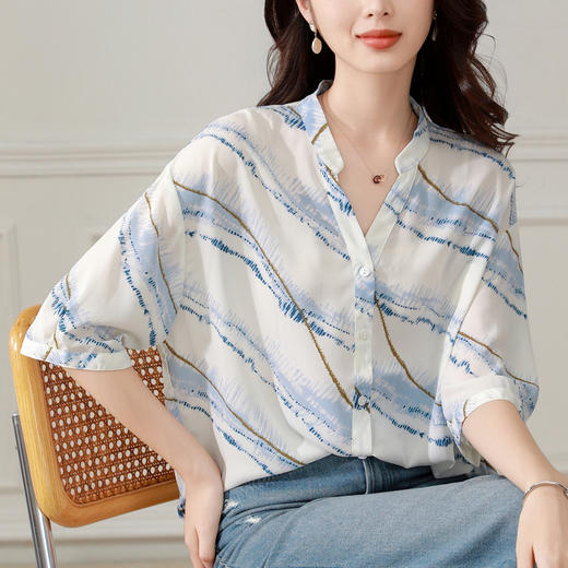 KQLB43N1605 2025夏季薄款凉感雪纺短袖上衣女显瘦设计感v领衬衣条纹衬衫 商品图0