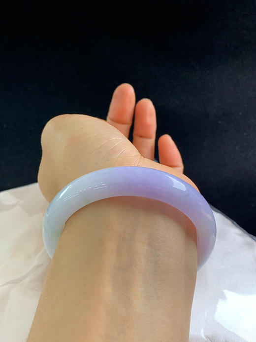 620046，58圈口，糯化飘紫正圈平安镯，白底飘一截紫罗兰，带点绿花 商品图5