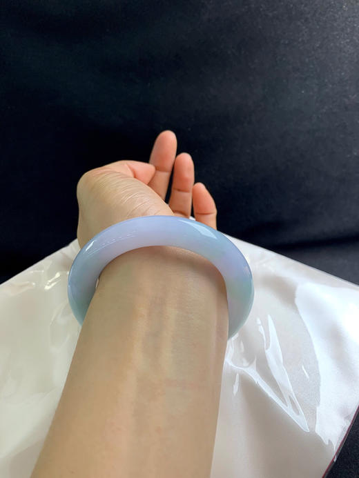 620045，56.6圈口，糯化春彩圆条福镯，种老水足，底子细润，粉紫底飘绿，整体清爽 商品图5