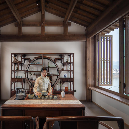 3天2晚【黄山紫阳烟雨度假酒店】周末不加价！含正餐、下午茶、门票/徽墨描金/沉浸式妆造、店内活动、汉服旅拍等，畅享12000㎡大型徽派园林景观酒店建筑群~ 商品图1