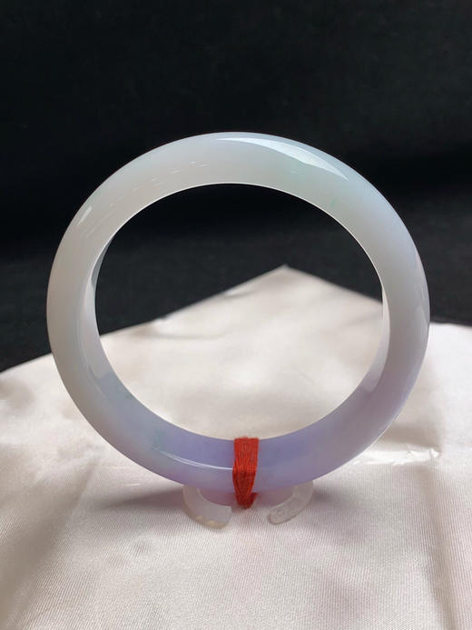 620046，58圈口，糯化飘紫正圈平安镯，白底飘一截紫罗兰，带点绿花 商品图3