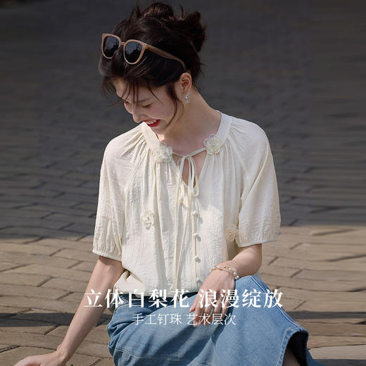 【专属特价】熙世界休闲风立体花朵短袖衬衫女设计感洋气减龄上衣2025夏日新款 商品图1
