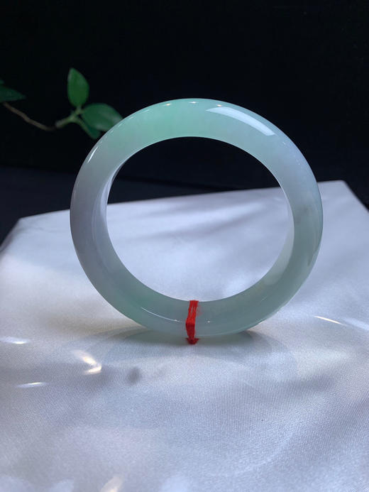620042，57.8甜绿色手镯，条形厚装大气，底妆均匀干净 商品图4