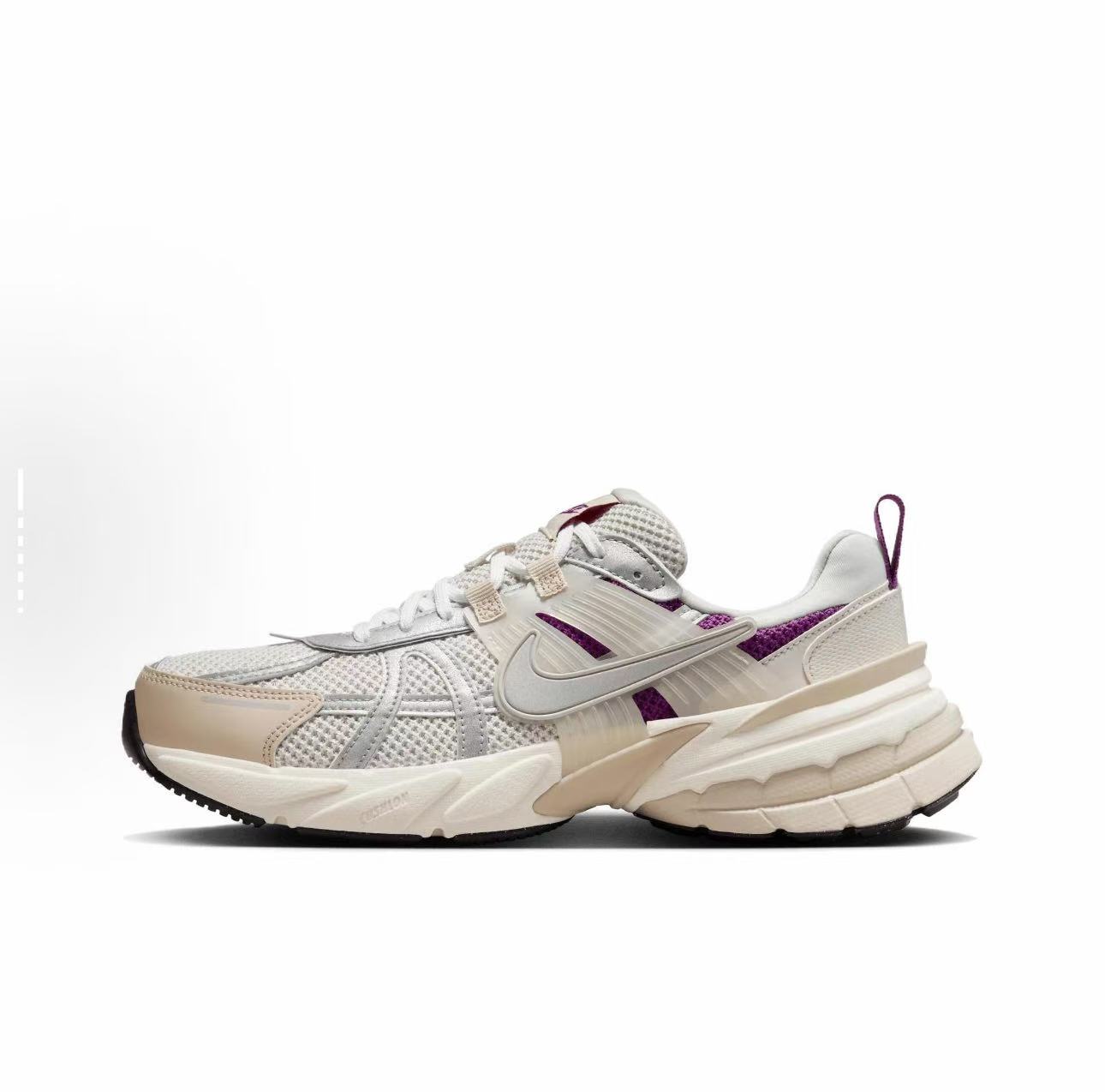 复古与舒适完美融合~超爱的宝藏鞋子  Nike V2K Run 网面透气运动鞋 质感满满  上脚轻便舒适，无敌百搭 越看越好看系列，时髦精千万别错过！