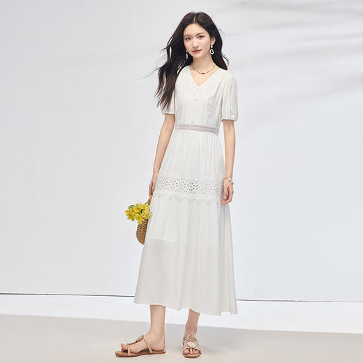 【专属特价】熙世界法式白色连衣裙女2025夏季新款气质高腰绣花泡泡袖V领长裙 商品图3