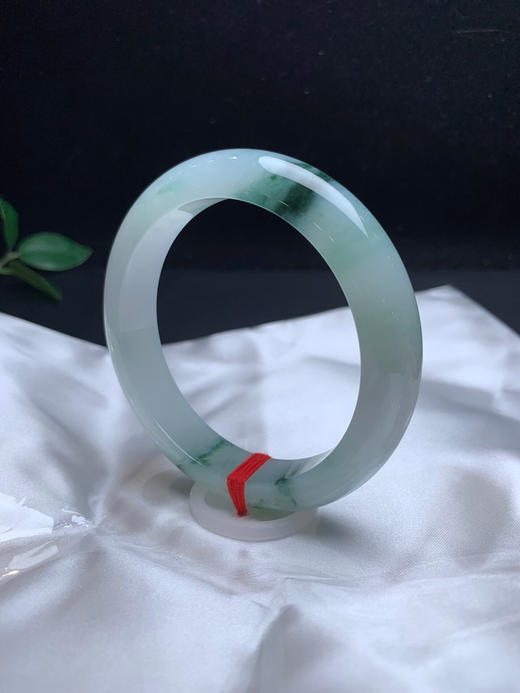 620041，60.2飘花正圈手镯，清爽干净，飘清新蓝花，整体均匀细腻 商品图3