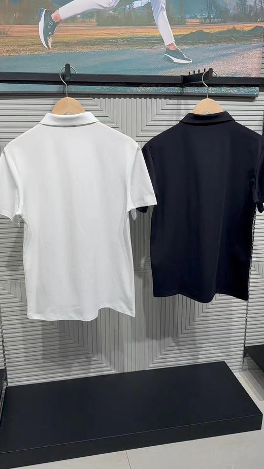 正品比音勒芬25夏季新款轻商务翻领polo衫

科技的面料，专业的加持，透气抗皱，

立体裁剪，修饰身形，商务运动自如切换，

黑，白两色，尺码m-3xl

原价2000➕ 商品图1