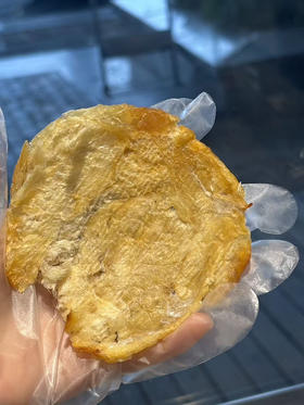 舟山现烤鱼片干160g，选用深海鳕鱼，在180度的铁板上烤的喷香，既能烤出鲜香味又能保留鱼片高营养，再经过多道拉伸工艺，让鱼片又松软又有嚼劲，区别于市面上的鱼片，大小朋友都爱吃。
