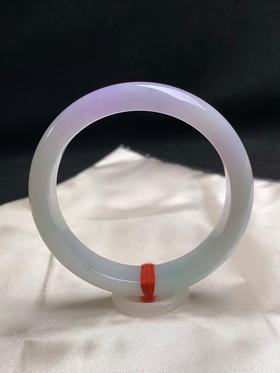 620046，58圈口，糯化飘紫正圈平安镯，白底飘一截紫罗兰，带点绿花